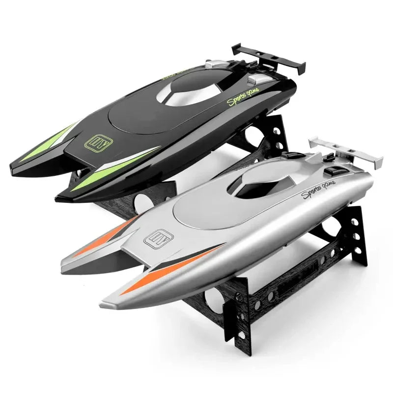 RC Rennboot 2,4 GHz mit Doppelmotor, Schwarz & Weiss / Minikauf.ch