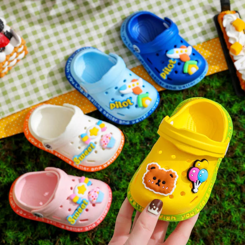 Bunte Kinder-Clogs mit süssen Cartoon-Motiven / Minikauf.ch