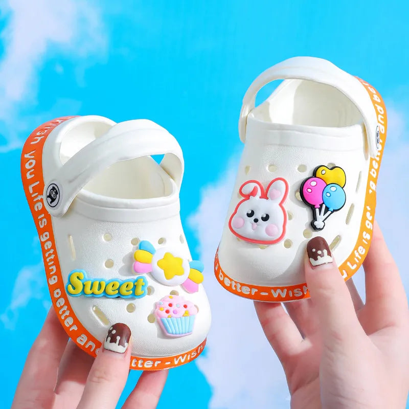 Bunte Kinder-Clogs mit süssen Cartoon-Motiven, weiss / Minikauf.ch