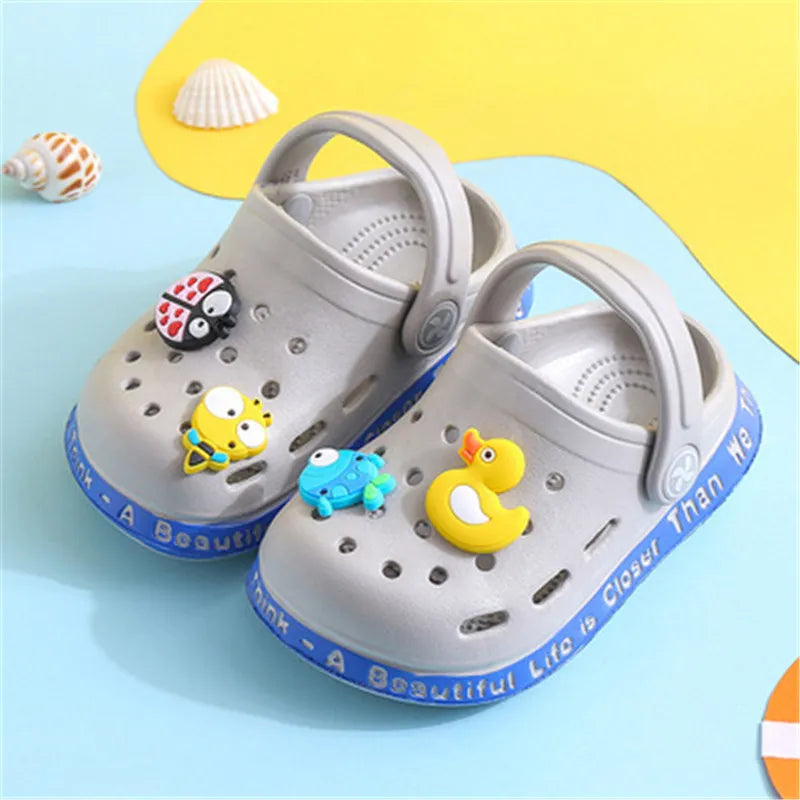 Bunte Kinder-Clogs mit süssen Cartoon-Motiven, grau / Minikauf.ch