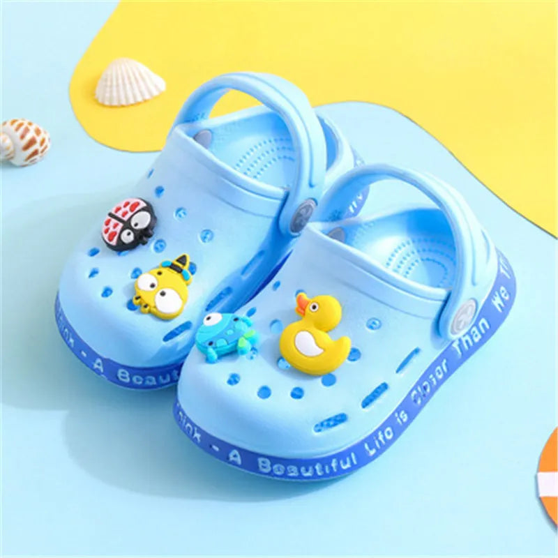 Bunte Kinder-Clogs mit süssen Cartoon-Motiven, Himmelblau / Minikauf.ch