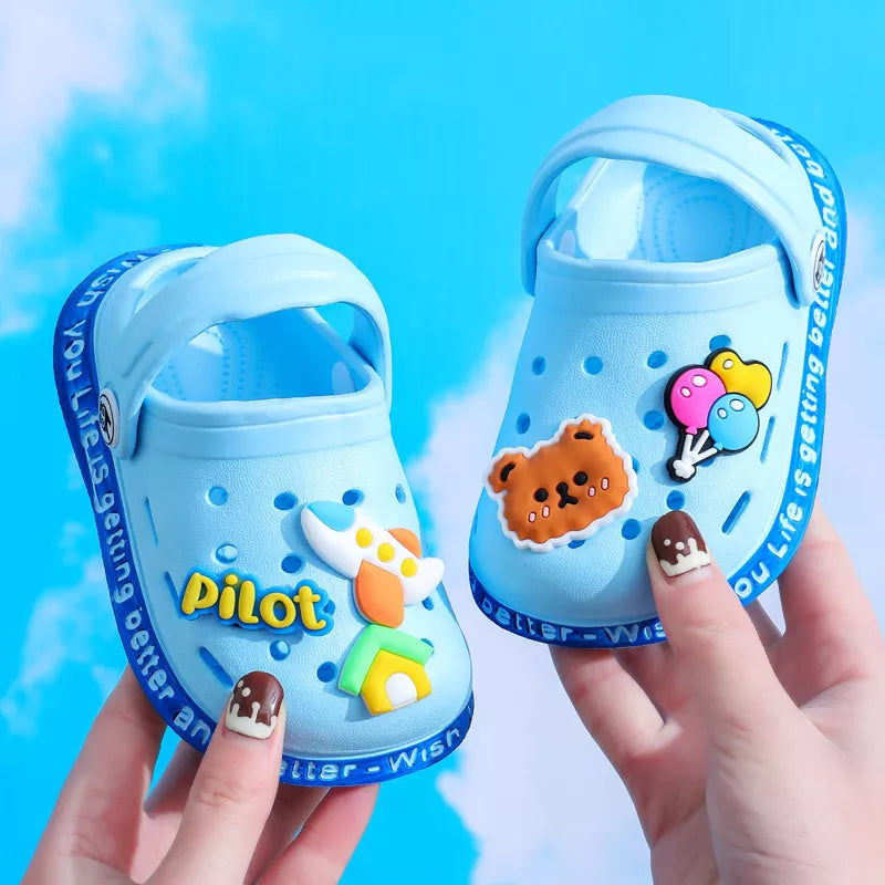 Bunte Kinder-Clogs mit süssen Cartoon-Motiven, hellblau / Minikauf.ch