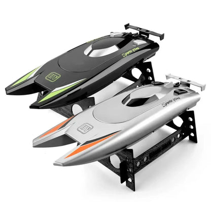 RC Rennboot 2,4 GHz mit Doppelmotor, Schwarz & Weiss / Minikauf.ch